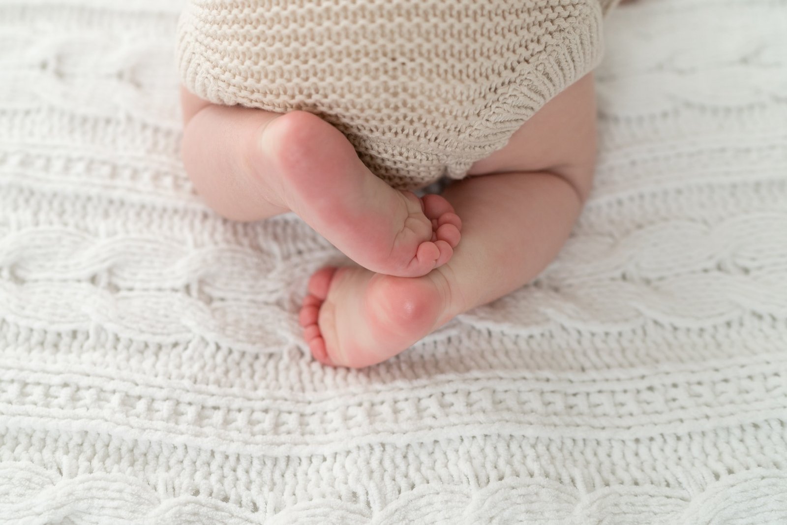 Pieds de bébé sur une couverture en tricot